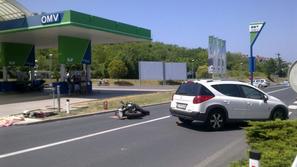 Trčila motorist in osebno vozilo.