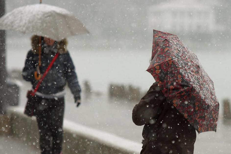 Prihodnje dni bomo predvsem zjutraj potrebovali topla oblačila. (Foto: Barbara M