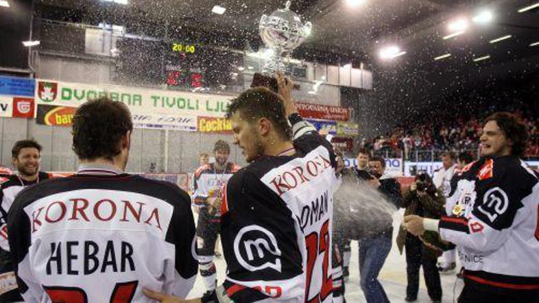 Jeseničani so takole proslavili nov naslov državnega prvaka. Pravo slavje jih ča