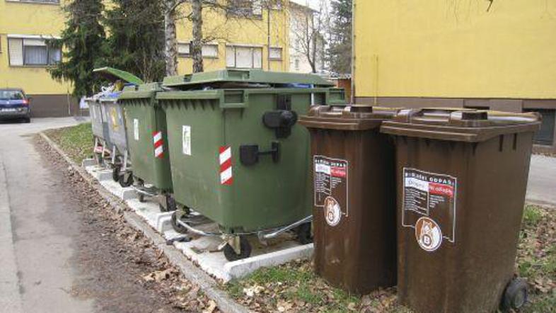 Sveče odlagajte v zabojnike za embalažo. © Jerca Božič Kranjec