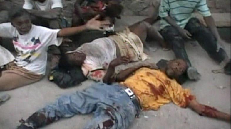 Številni prebivalci so po potresu poškodovani obležali na ulicah. (Foto: Reuters