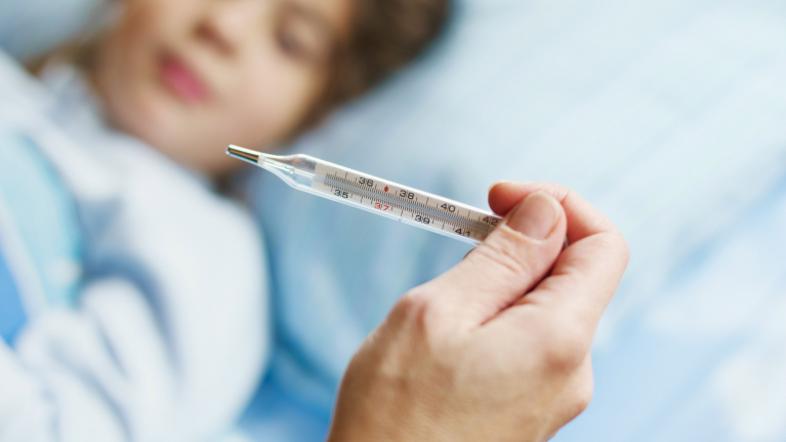 Slovenija 07.06.10, bolnica, pacientka, termometer, bolezen, vrocina, foto: shut