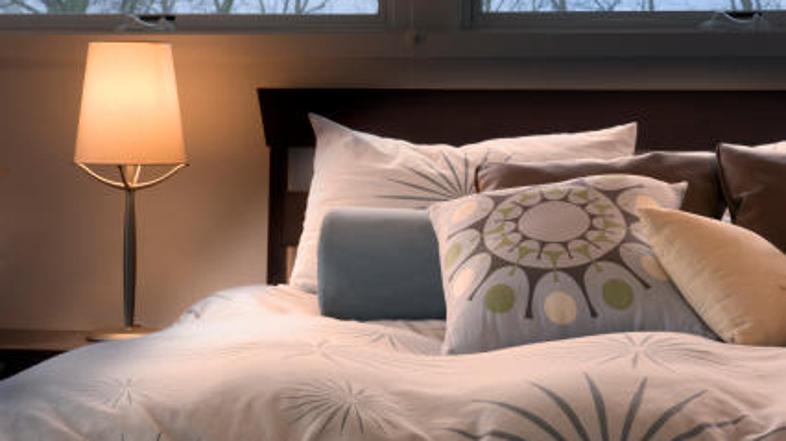 Ker deček ni želel v šolo, se je z lepilom prilepil na posteljo.