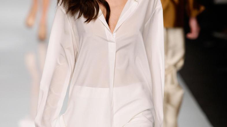 Romantična valovita prosojnost v srajčni obleki. (Foto: Imaxtree)