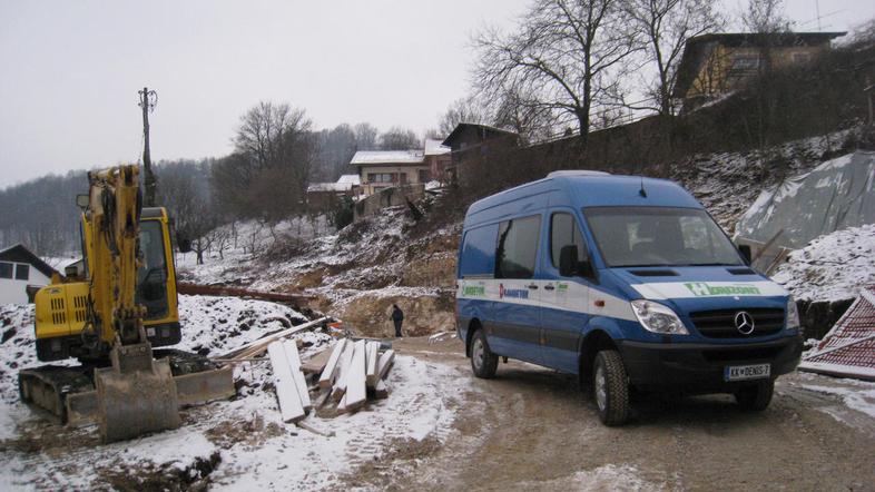 Kljub nerešenemu stanju na terenu se gradnja dvojčkov nadaljuje. (Foto: Nada Čer