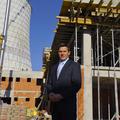 Uroš Rotnik, direktor Teša, pred bodočim telekomunikacijskim centrom in upravno 