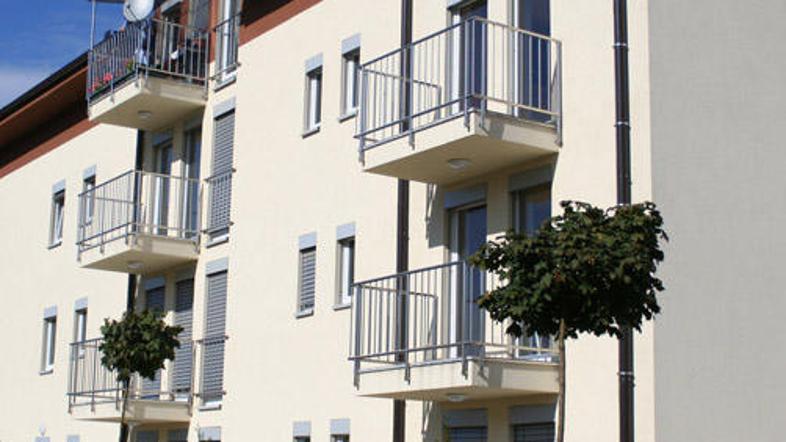 Skoraj polovica oskrbovanih stanovanj je po dveh letih še vedno prazna.