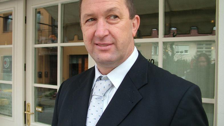 Kolumna Vojka Tomšiča naj bi z neresničnimi in žaljivimi navedbami Damijani Hrab