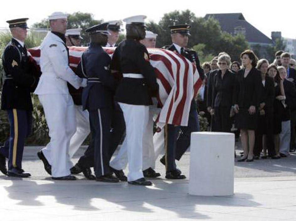 Krsto s truplom so prepeljali v Boston, kjer je na ogled javnosti.