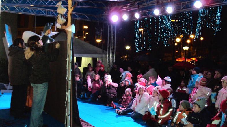 Dogajanje bo pestro na odru in v parku pred KC Janeza Trdine, kjer bodo stojnice