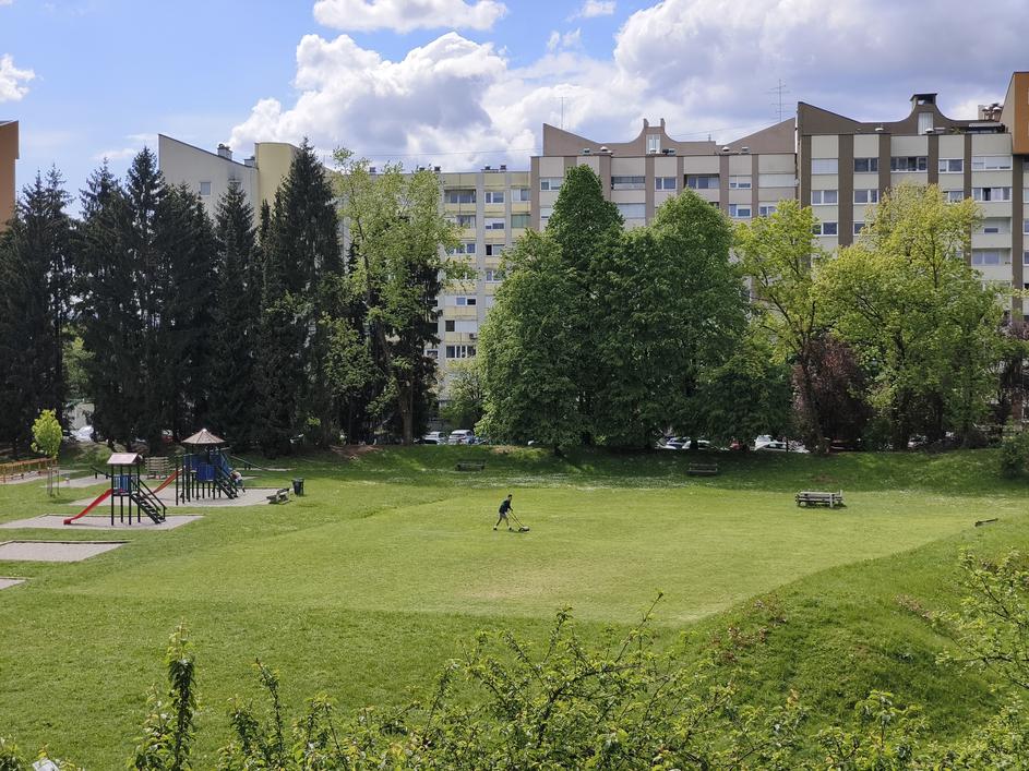 park bratovševa košnja otroci nogomet