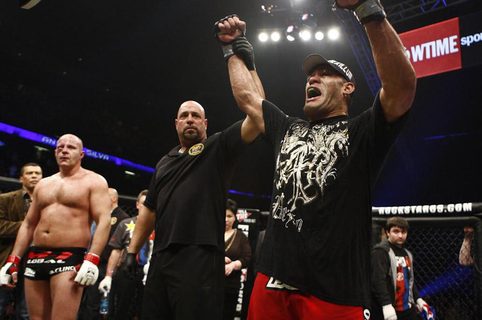 Antonio "Bigfoot" Silva je po zmagi roke vzdignil visoko v zrak. (Foto: Strikefo