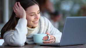 Ženska, računalnik, veselje