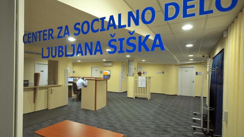 Nekdanji socialni delavec Matjaž Ogorevc se je kot skrbnik polastil stanovanj al