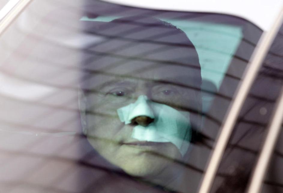 Berlusconi bo moral po odhodu iz bolnišnice počivati.  (Foto: Reuters)