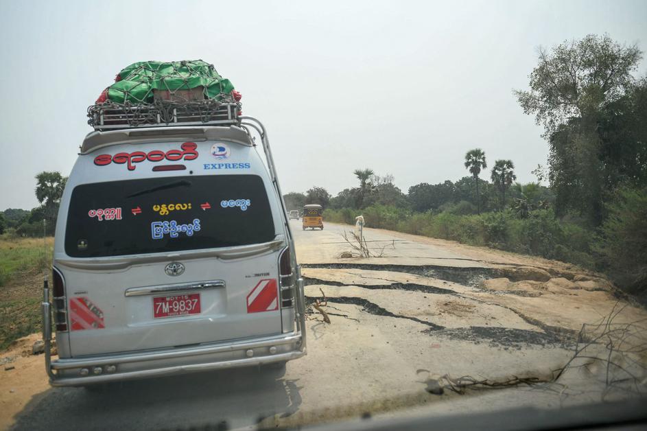 Uničena cesta, potres, Myanmar