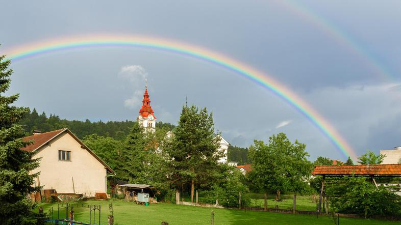 dvojna mavrica nad cerkvijo