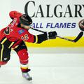 Jarome Iginla in soigralci ohranjajo upe na uvrstitev v končnico. (Foto: Reuters