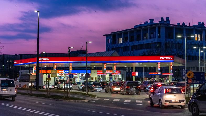 Petrol gneča na pumpi
