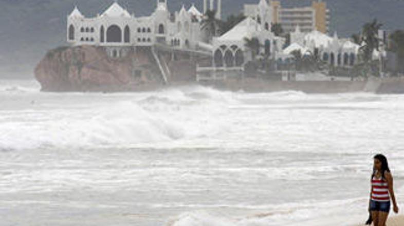 Orkan Jimena se pomika proti severovzhodu s hitrostjo 15 kilometrov na uro.