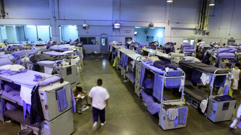 Kalifornijski sodniki zahtevajo zmanjšanje števila zapornikov, zaradi številnih 