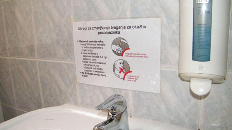 V eni od koprskih poslovnih stavb so priporočila vzeli zelo resno in v sanitarij