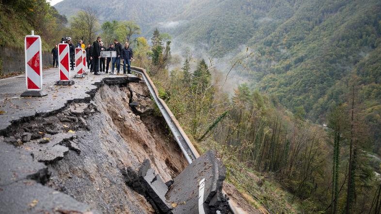 Robert Golob na obisku v Baški grapi Baška grapa poplave