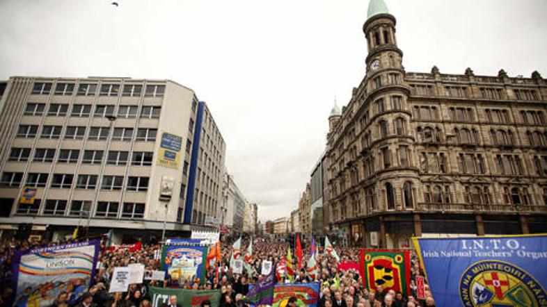 Ulice več mest na Severnem Irskem je zasedlo na tisoče ljudi, ki so mirno izkazo