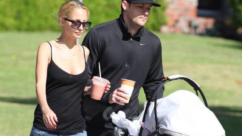 Nicole in Joel se veselita novega družinskega člana.