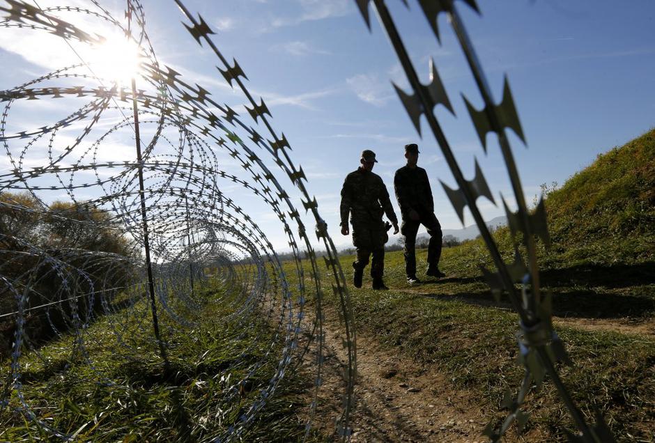 Postavljanje ograje na meji s Hrvaško | Avtor: EPA
