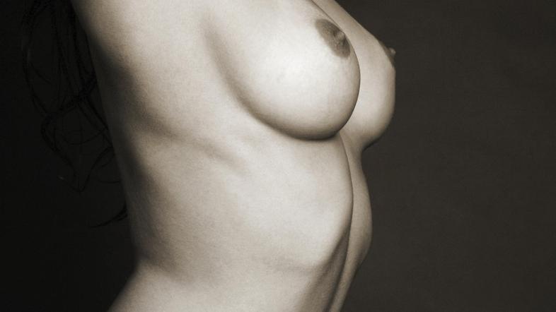 Je res možno, da dojke tako fantastično stojijo same od sebe?