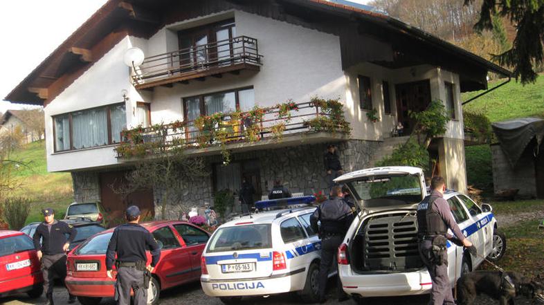 Pri deložaciji družine Cener so novembra lani posredovali tudi policisti. (Foto: