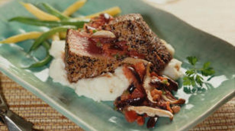 Okusen in zdrav obrok z ribo in stročnicami.