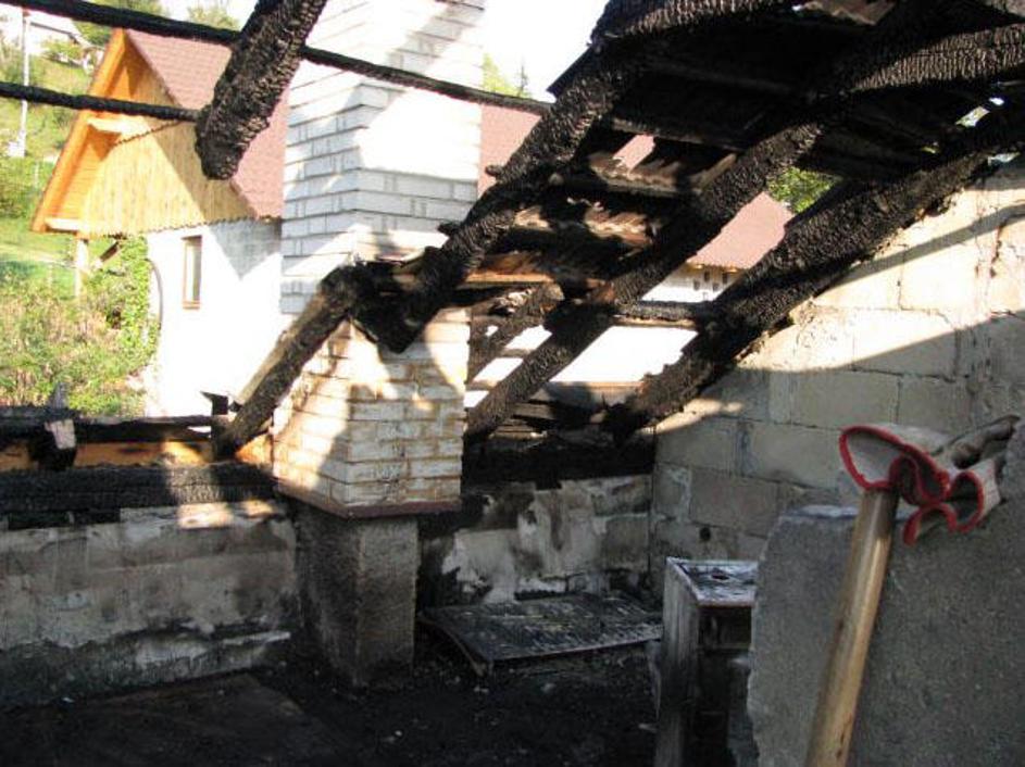 Vzrok požara še ni znan.