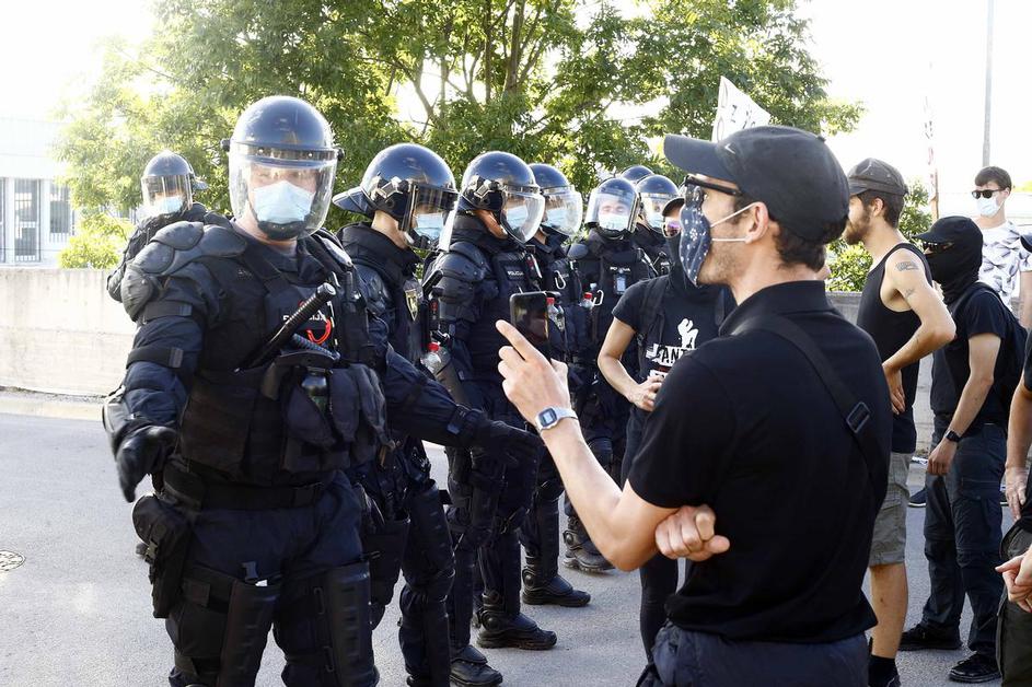 Protesti v Postojni, azilni dom