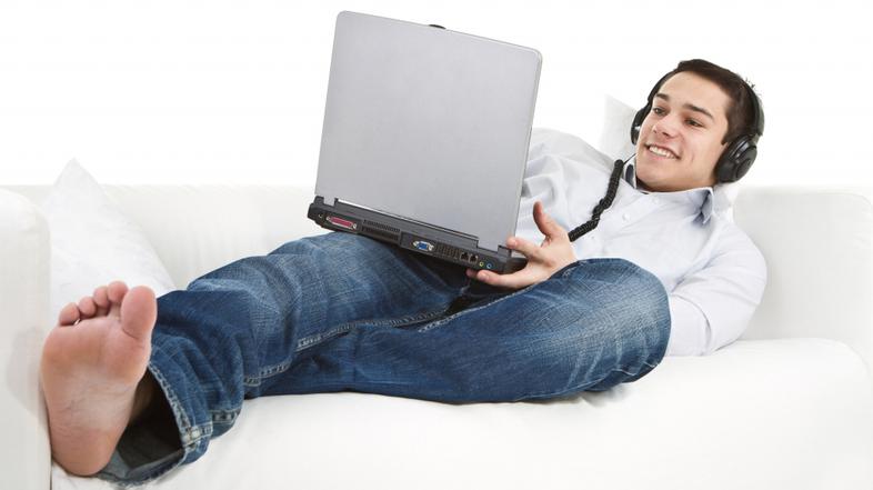 Zivljenje 11.04.13, moski poslusa glasbo na racunalniku, download glasbe, foto: 