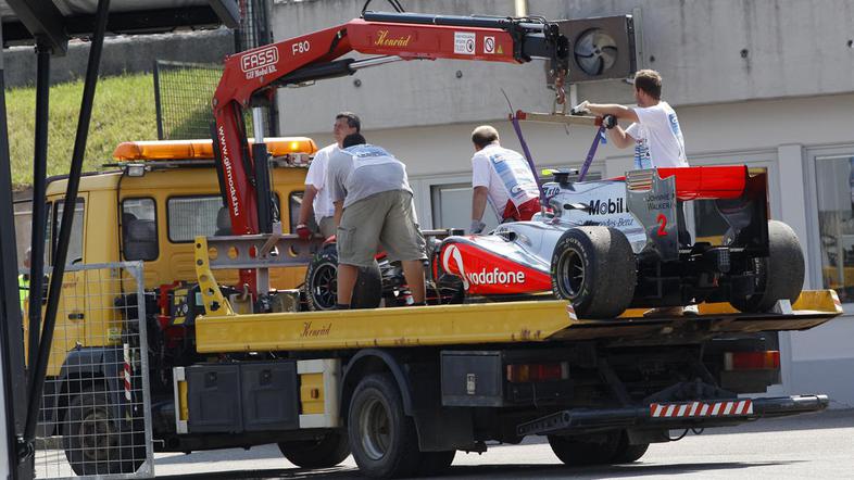 Hamiltonu je v nedeljo odpovedal dirkalnik in izgubil je vodilno mesto. (Foto: R