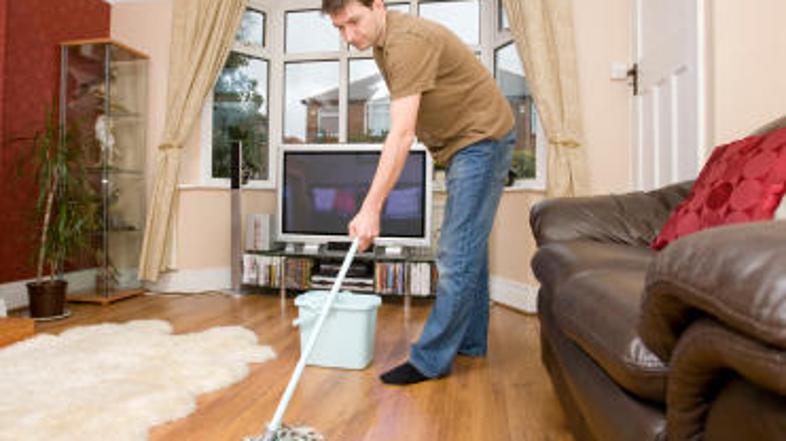 Nekatere družbe so destigmatizirale moške, ki gospodinjijo.