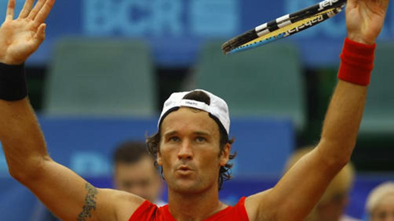 Carlos Moya še čaka na nasprotnika v finalu.
