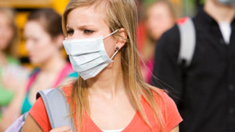 Bolnic se je minuli teden vrnila iz ZDA. Simptome gripe je imela že na letalu, o