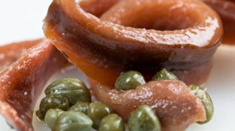 Inčune ponudite s kaprami in kruhom.