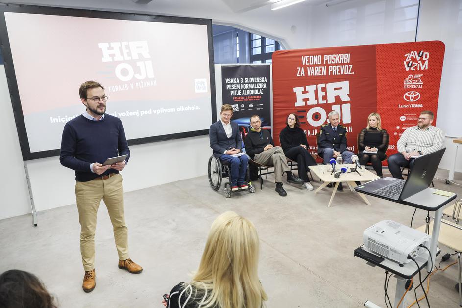 Heroji furajo v pižamah