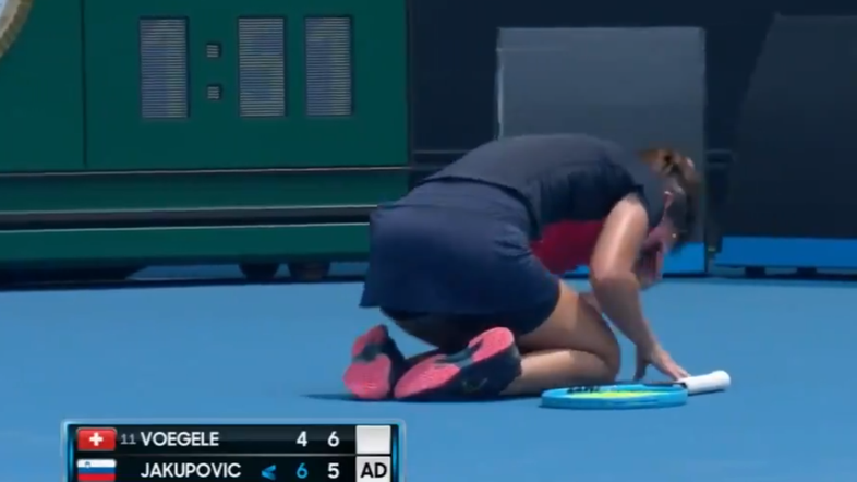 Dalila Jakupovič se je zaradi dima zgrudila na igrišču