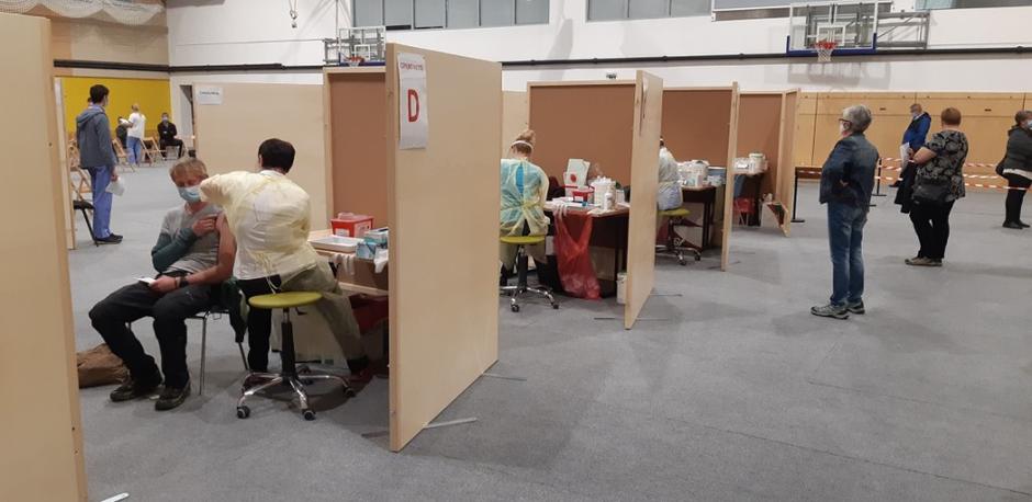 Cepljenje v športni dvorani vojašnice v Kranju | Avtor: Zdravstveni dom Kranj