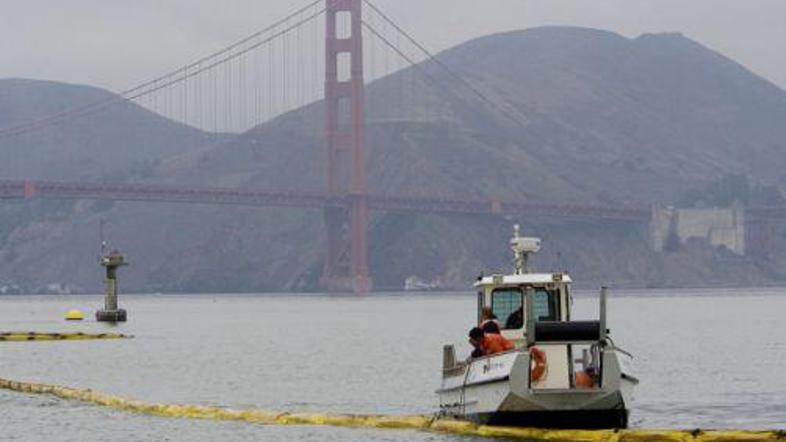 Posebne ladje za čiščenje morja sicer delajo s polno paro, a se bo večino nafte 