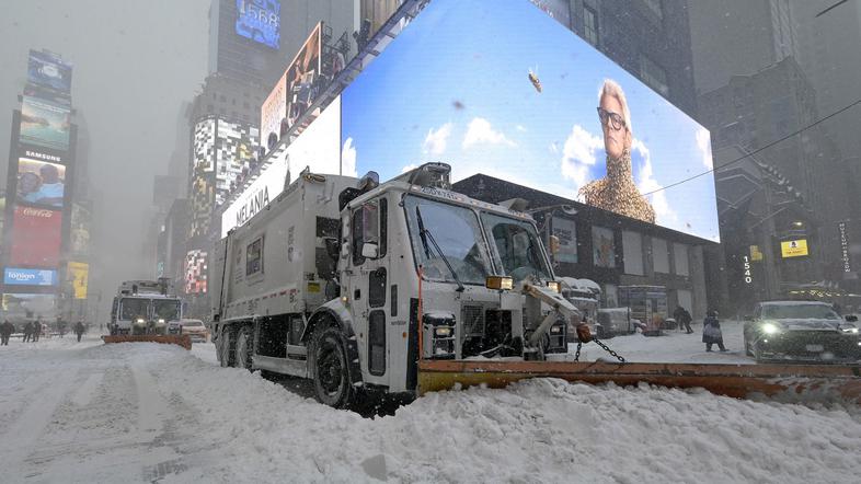 plugi odstranjujejo sneg na Times Squaru v New Yorku