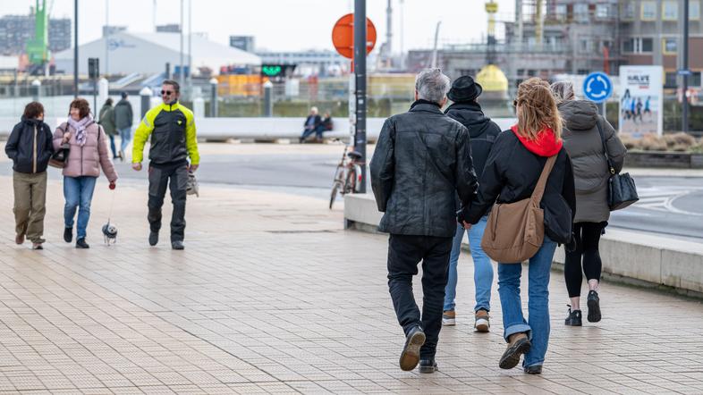 Ljudje se sprehajajo po belgijskem mestu