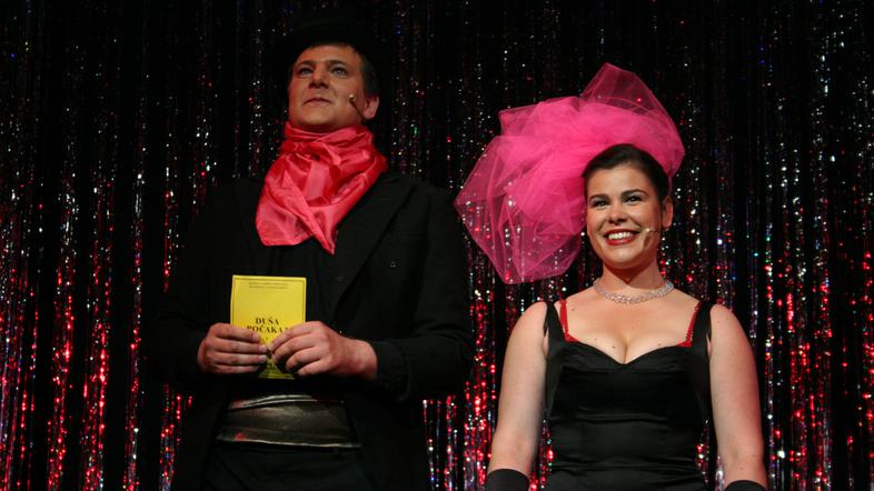 Parodijo izbora evrovizijske popevke bo povezoval glamurozen in s šalami oborože