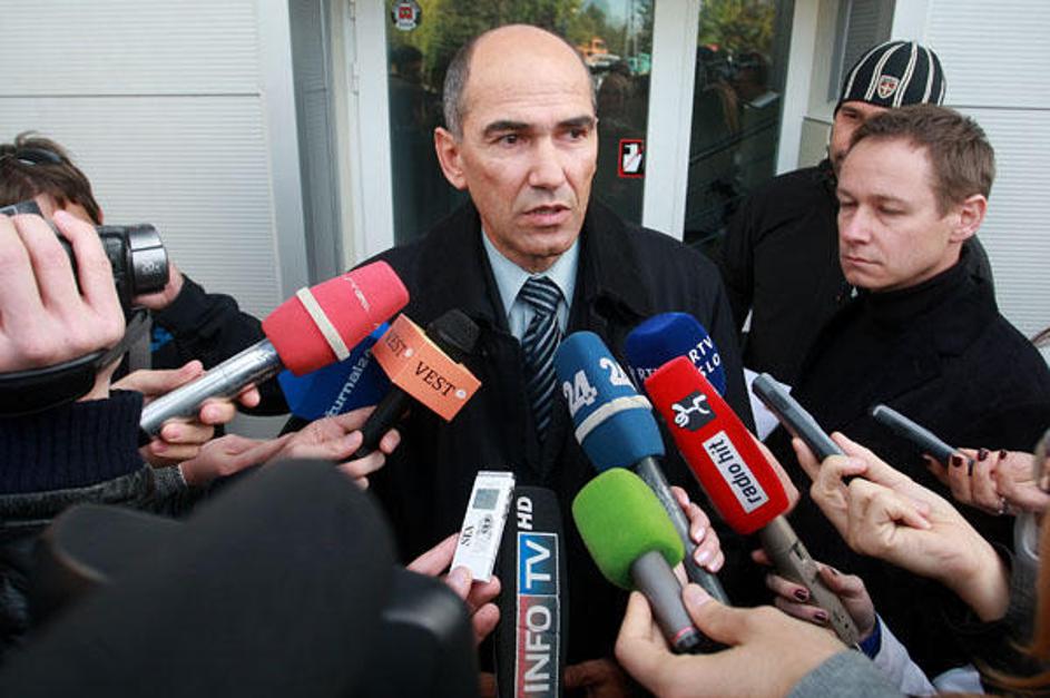 Finski preiskovalci so Janšo zaslišali v četrtek.