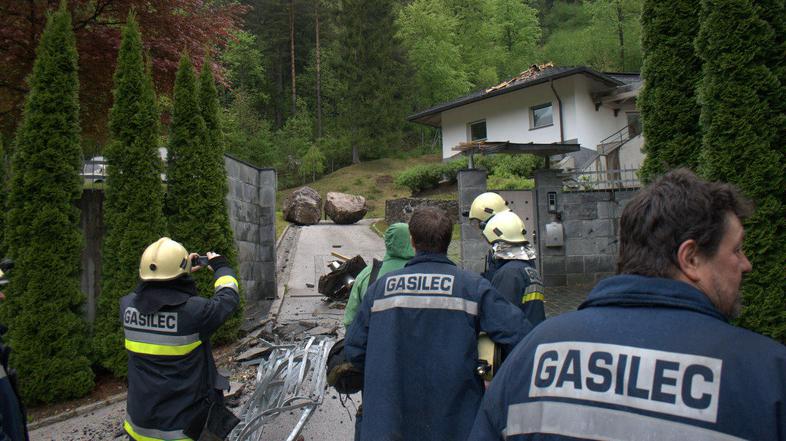 Skale so včeraj razdejale pomožni objekt in vhod na posest Bojana Križaja. (Foto